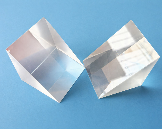 Prisme et jeu de lentilles optiques