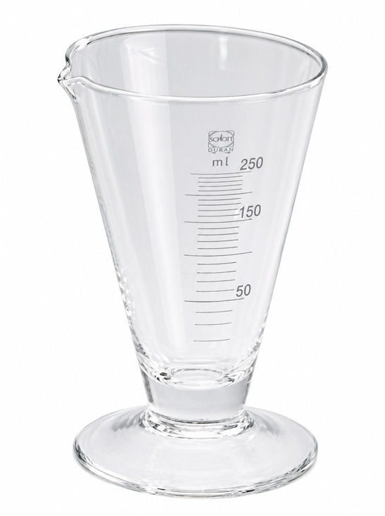 Verre à pied gradué avec bec verseur